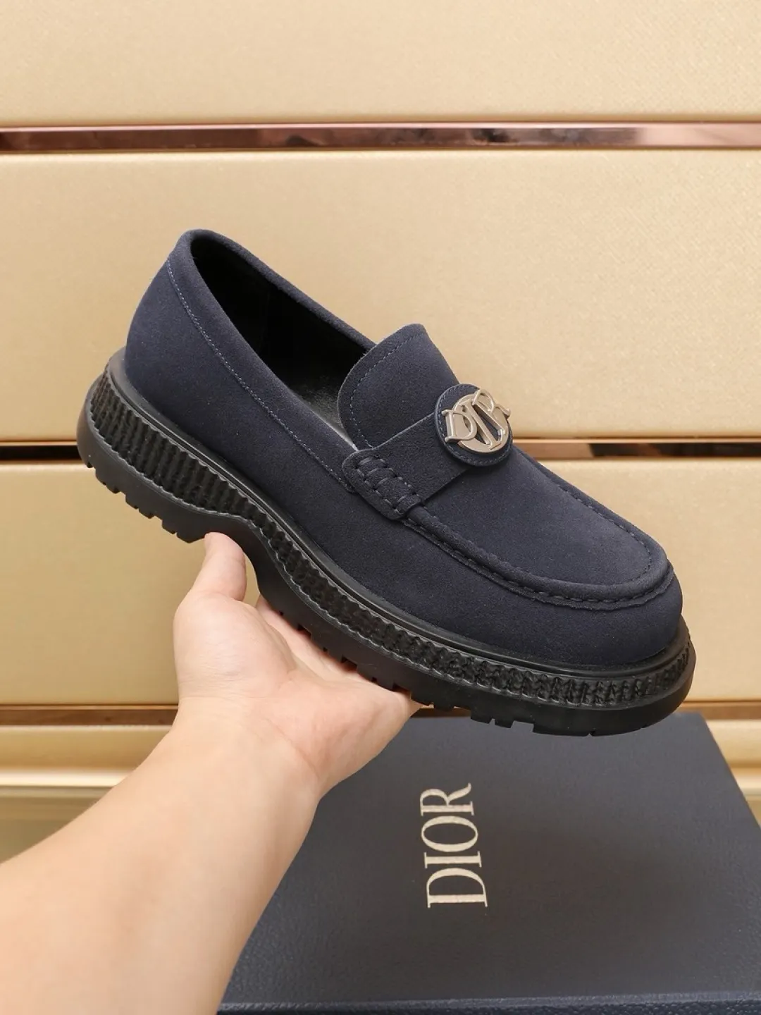 Factory P500💰dior 🆕Men's classic loafers, which combine classic shoe styles with retro California style. Slipper style design, easy to put on and take off. Crafted from top-grain cowhide leather, they feature a rubber lugged sole and the DIO* AND SHAWN signature in brass and enamel. Wear it with casual clothing or a suit. Size: 38-44 (45.46 customized